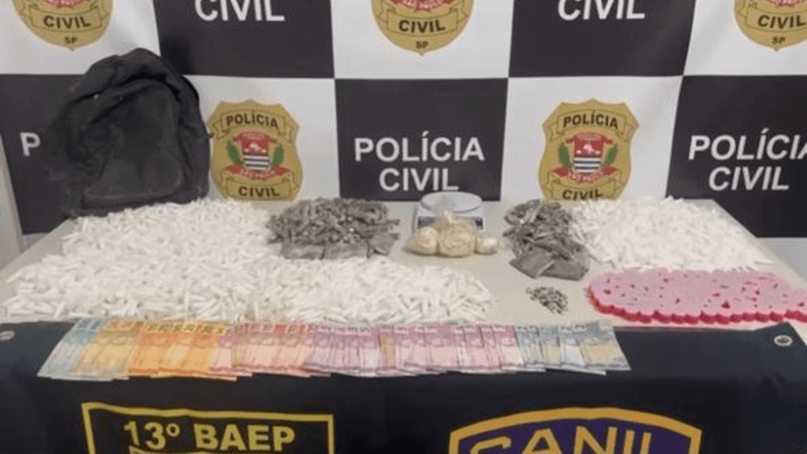 Os policiais também apreenderam R$ 700 em dinheiro