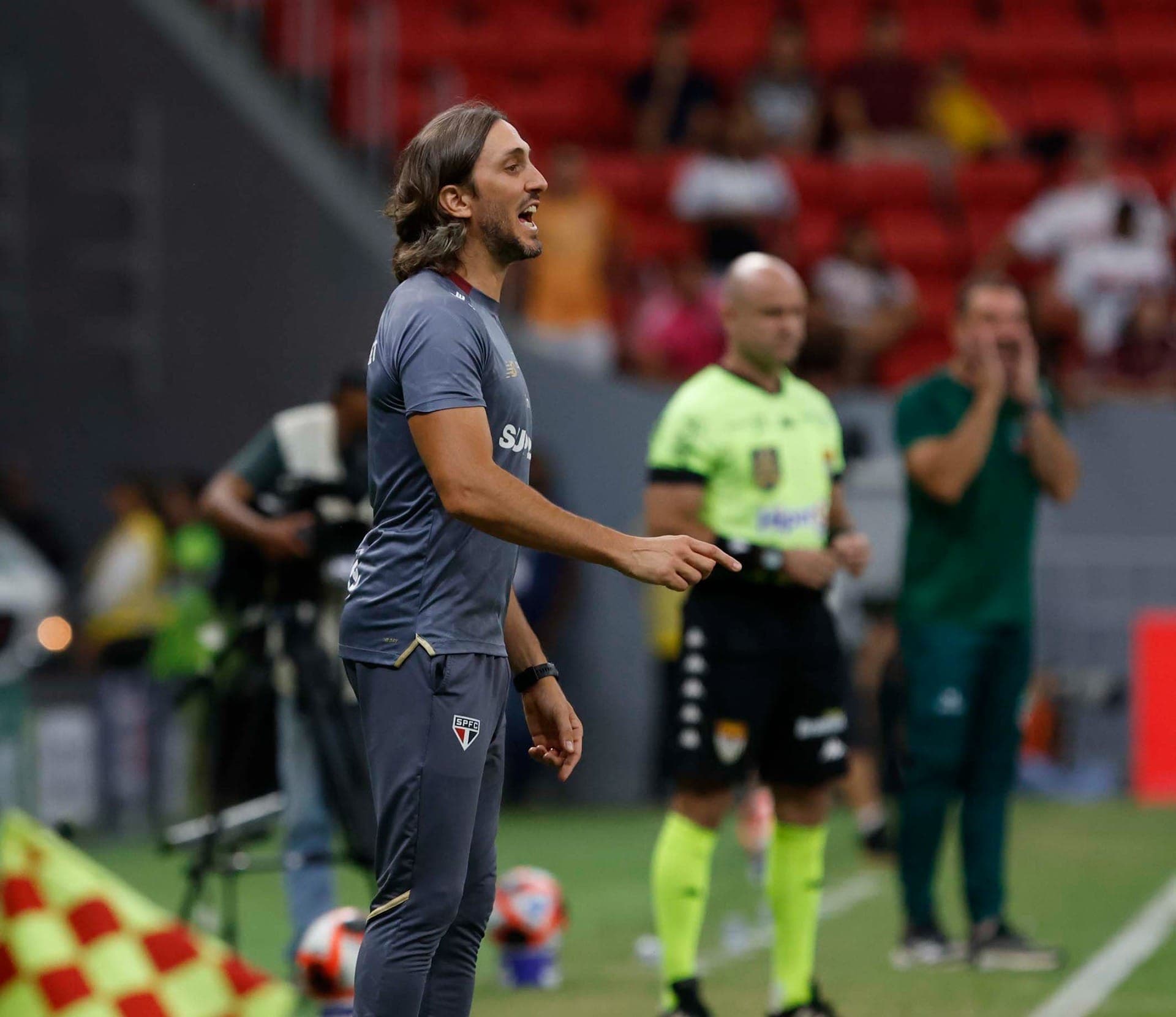 Zubeldía chega pressionado no clássico contra o Palmeiras