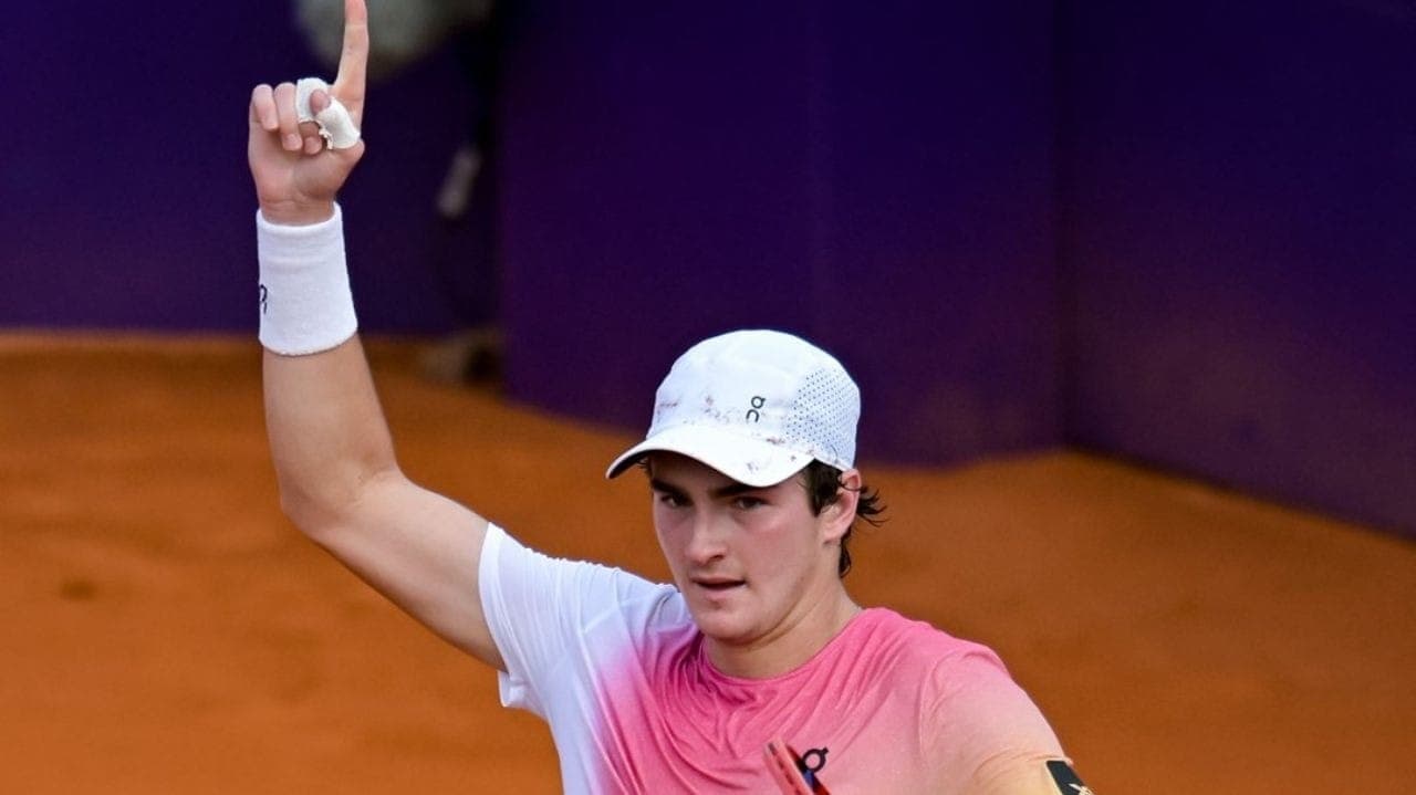 João Fonseca comemora ponto na semifinal do ATP de Buenos Aires