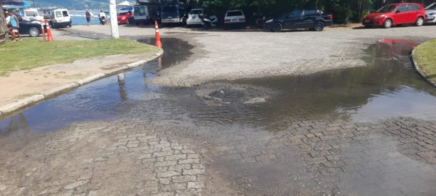 Prefeitura de Ilhabela multa Sabesp em R$ 500 mil por vazamento de esgoto que atingiu praia