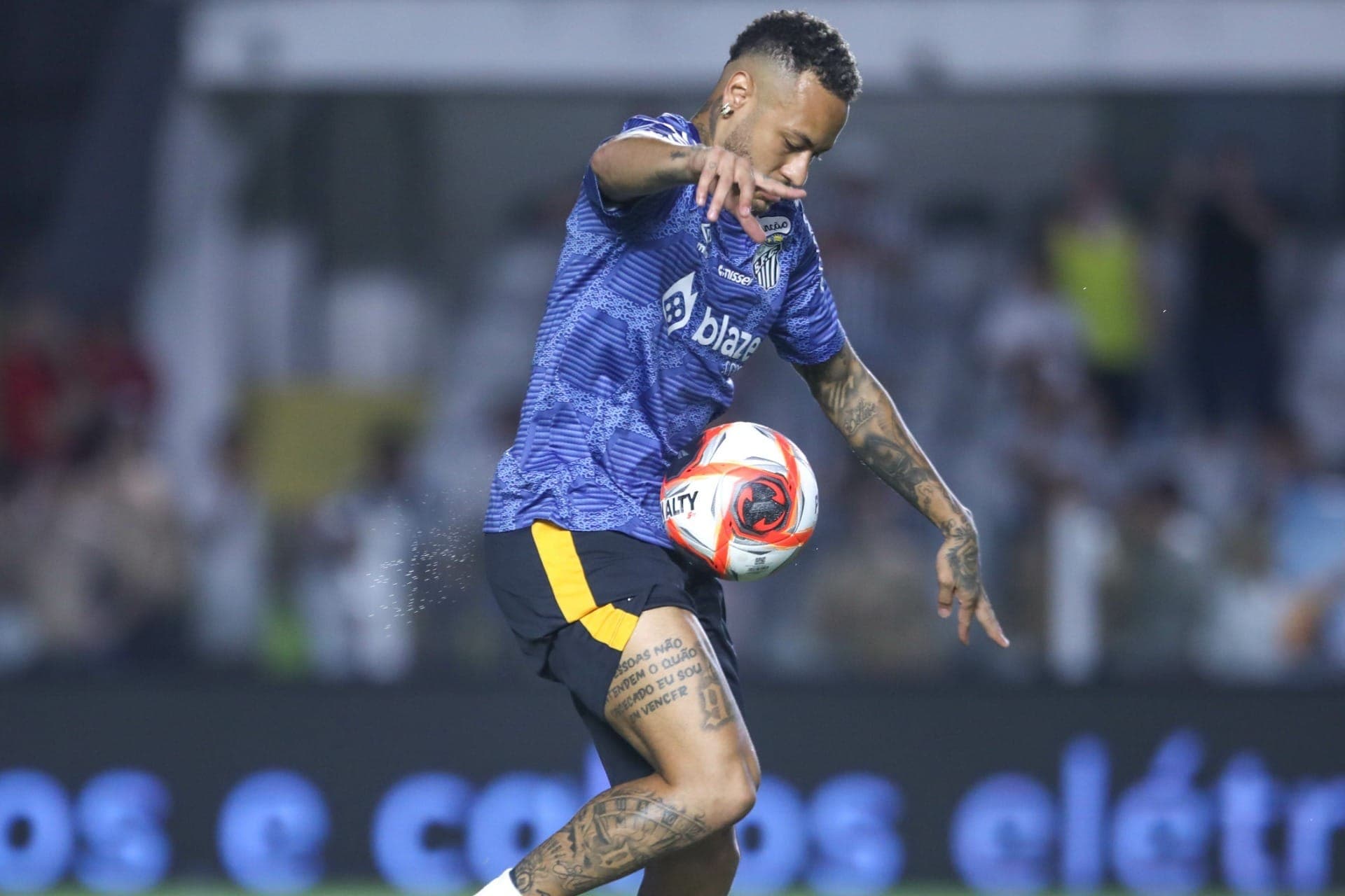 Neymar no aquecimento do jogo contra o Água Santa
