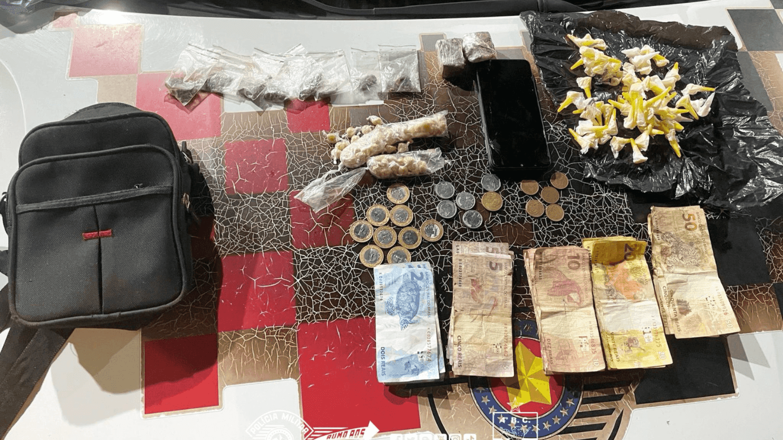 As drogas e o casal foram levados para a delegacia