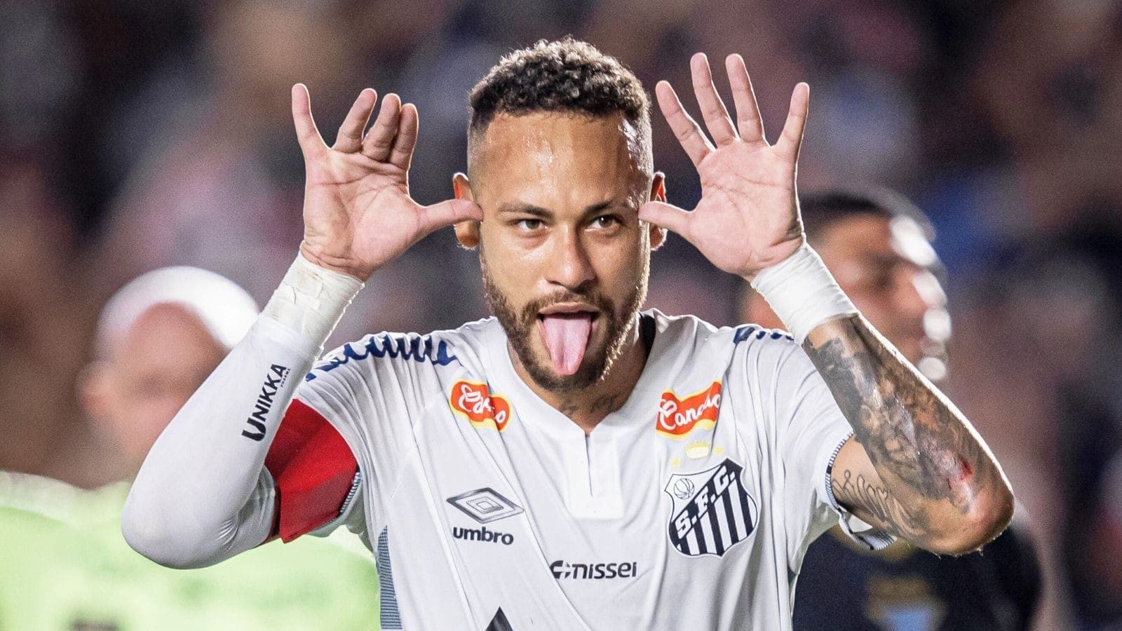 Neymar comemora primeiro gol em seu retorno ao Santos