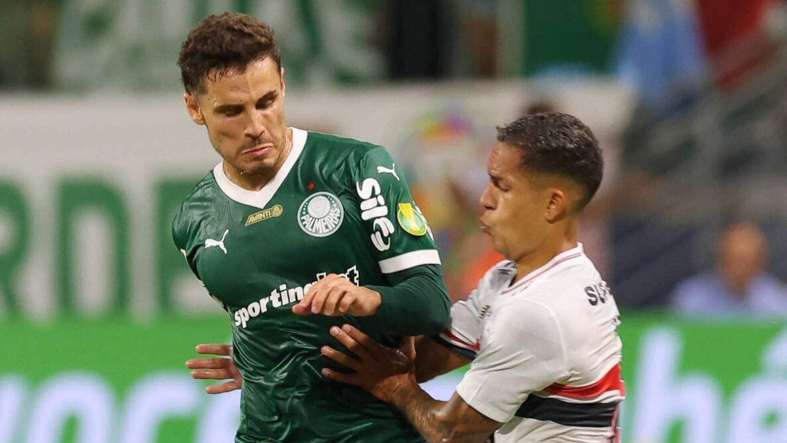 Raphael Veiga e Igor Vinícius disputam jogada em clássico