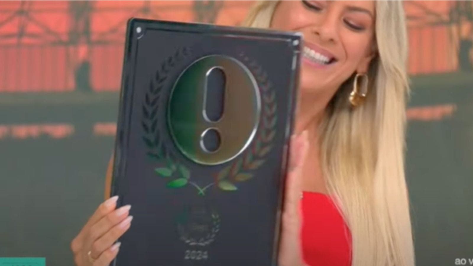 Renata Fan comemora premiação do Jogo Aberto no Prêmio iBest