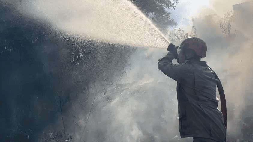 Imagens de combates a incêndios florestais no dia de hoje, no Estado do Rio de Janeiro