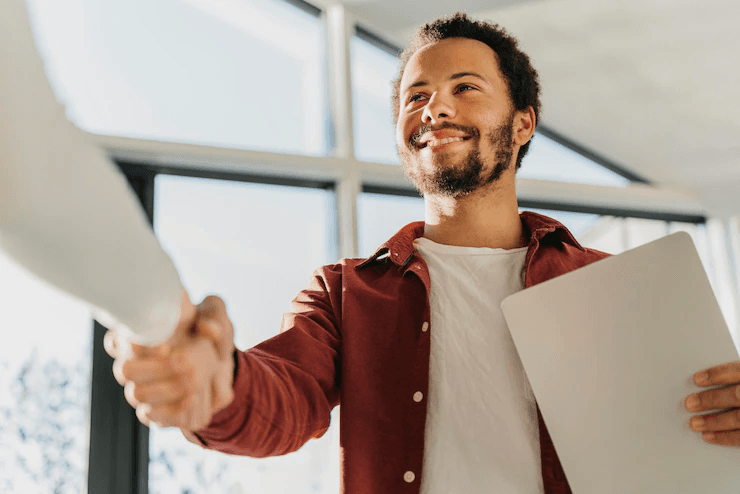 Projeto oferece qualificação gratuita aos jovens que estão à procura de emprego.