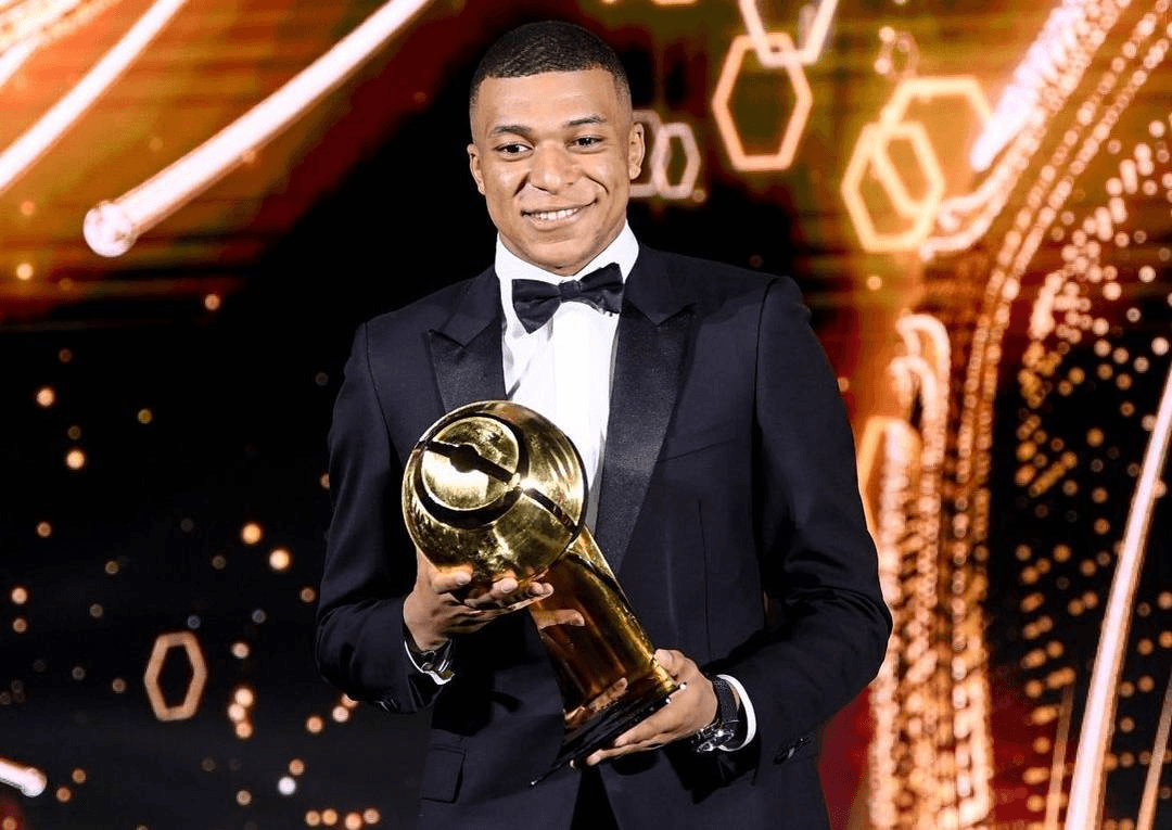 Mbappé superou Messi e Lewandowski para ficar com o principal prêmio do Globe Soccer