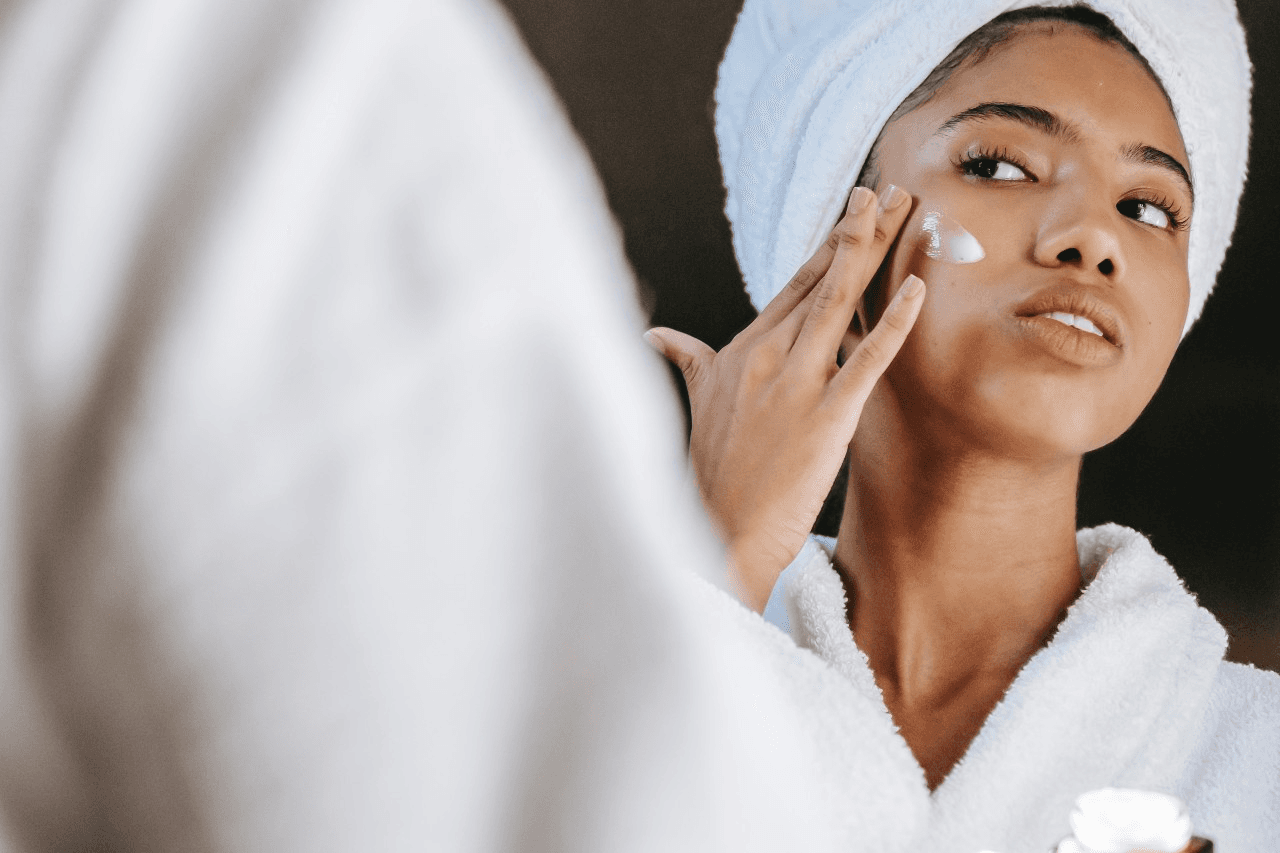 Para evitar o ressecamento, dermatologistas recomendam reforçar o uso de hidratantes