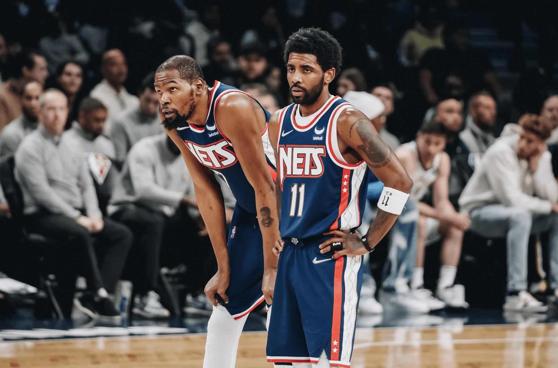 Kevin Durant e Kyrie Irving, as estrelas do sétimo colocado Brooklyn Nets