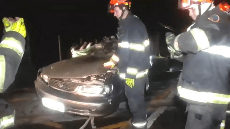 Carro foi arrastado por trem por 80 metros