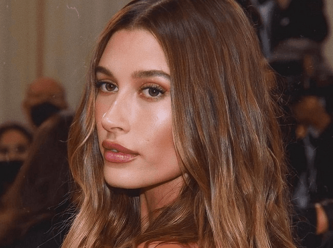 Após internação com coágulo no cérebro, Hailey Bieber se manifesta: “Estou bem”