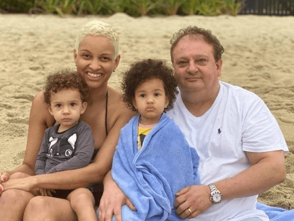 Rosangela Jacquin com o chef, Erick Jacquin, e os gêmeos, Antoine e Élise.
