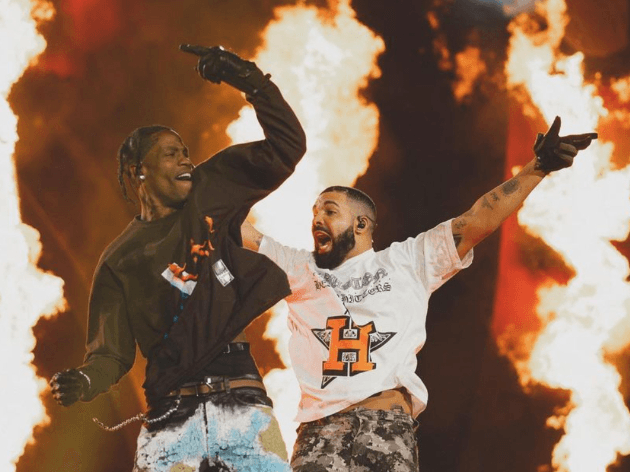 Travis Scott (à esq.) e Drake durante apresentação no festival Astroworld