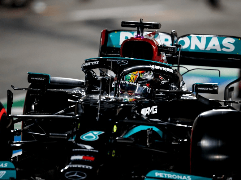 Britânico da Mercedes dominou a prova em Losail, enquanto holandês da Red Bull foi segundo