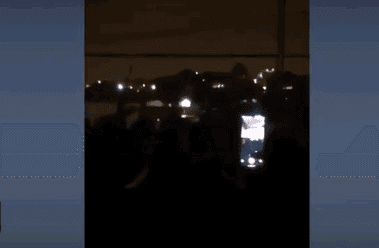 Nas imagens é possível ver bandidos armados atirando para o alto