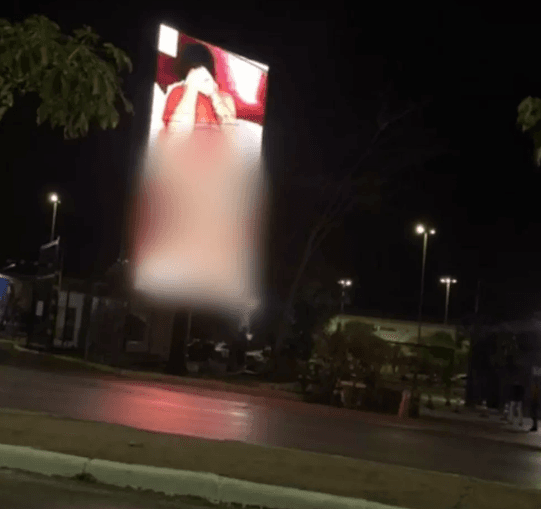 A empresa responsável precisou desligar a energia do painel para tirar o vídeo do ar