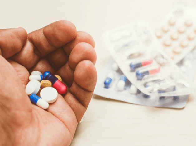 Prática de automedicação oferece riscos à saúde