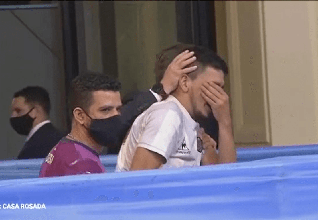 Torcedor chora no velório de Maradona
