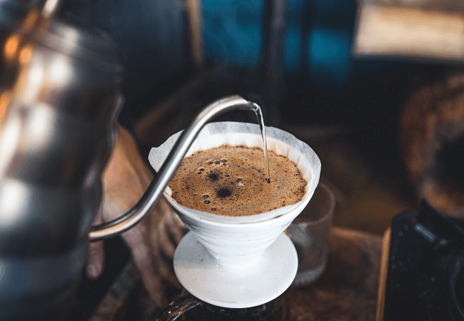 O que é certo: escovar os dentes antes ou depois de tomar café?