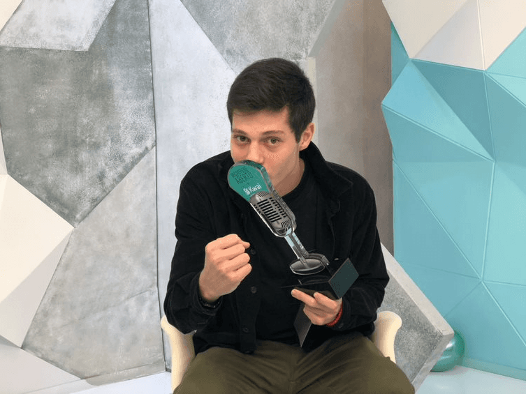 João Pedro Sgarbi com o troféu do Microfone Aberto no Kwai