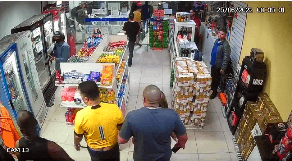 Um deles segurava um fuzil e outro uma pistola