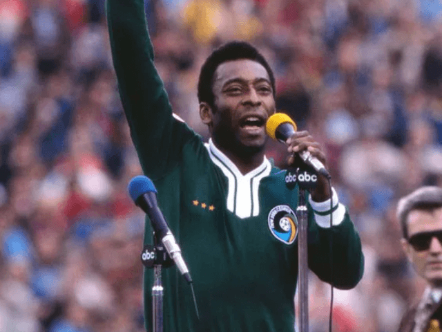 Pelé se despediu dos gramados em amistoso entre New York Cosmos e Santos