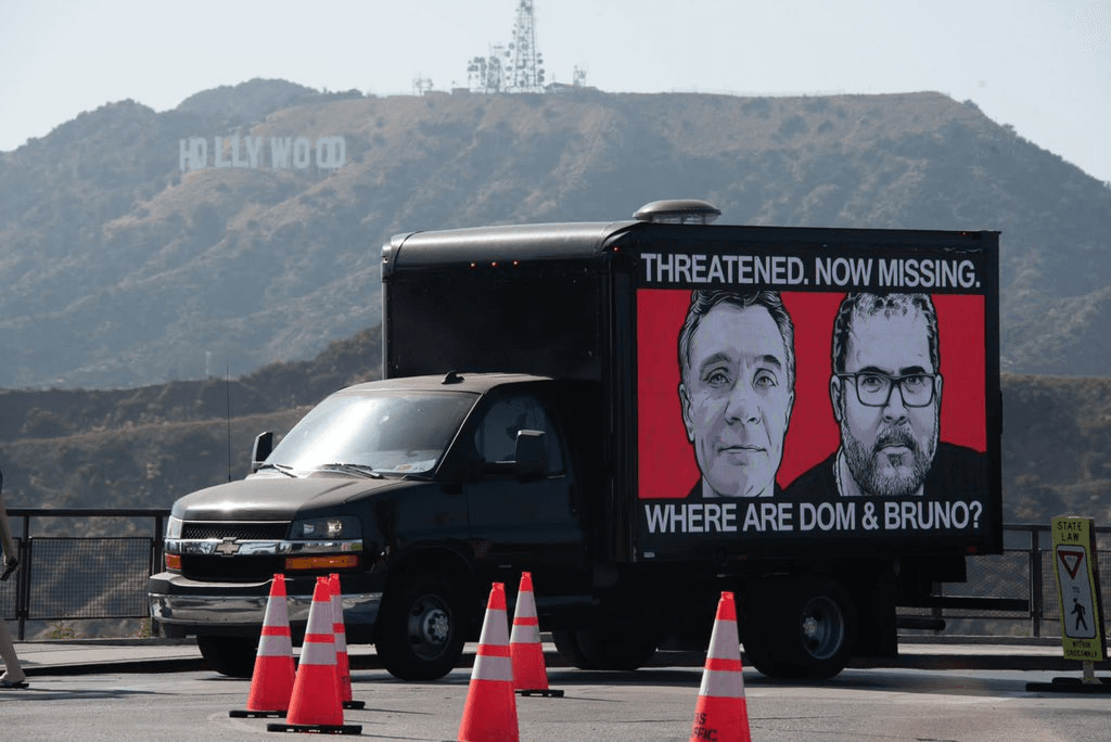 Imagem de Dom Phillips e Bruno Pereira é exibida em caminhão em Los Angeles
