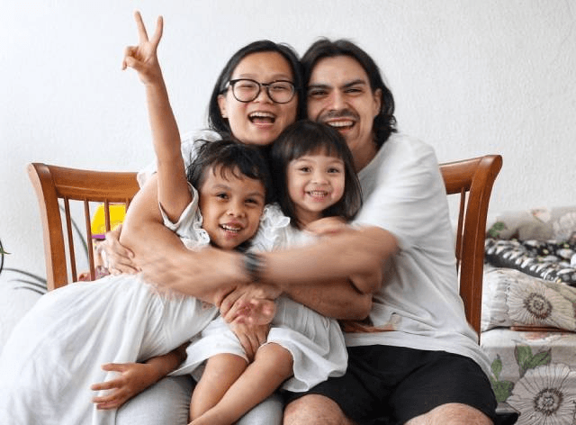 Jiang Pu, do MasterChef, vive com o marido e as filhas em São Paulo.