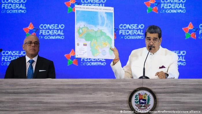Maduro exibe foto com território da Guiana